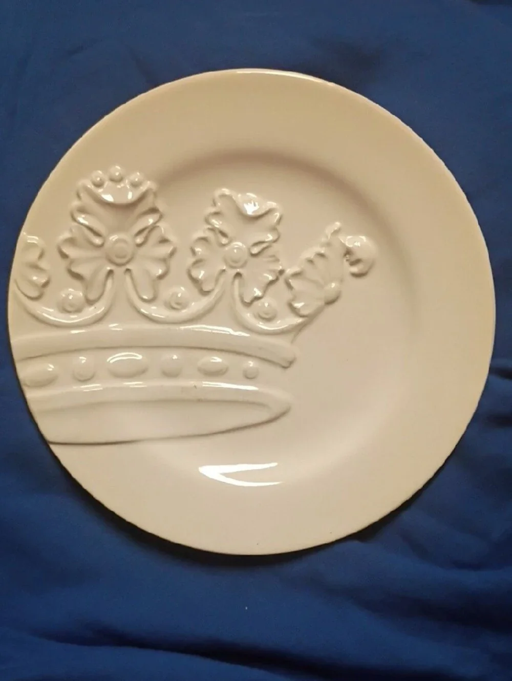 The Royal Standard White Royal Crown Embossed 8-inch Plates, Set of 4